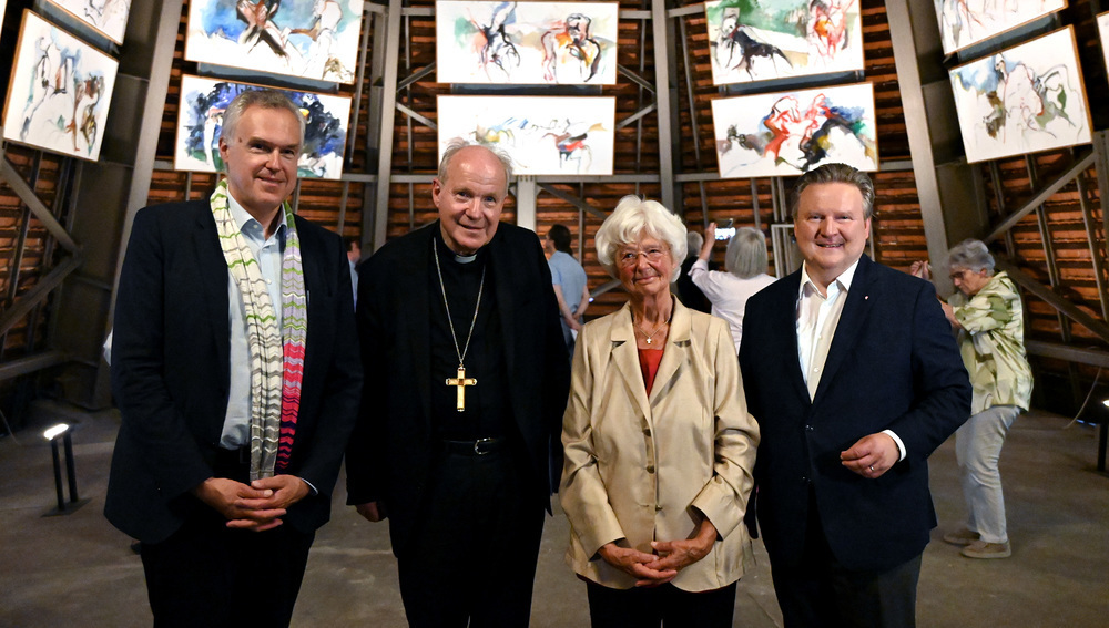 Übergabe am 17. Juni 2024 - Festakt am Dachboden des Stephansdomes - v.l.: Botschafter Christoph Thun-Hohenstein, Kardinal Christoph Schönborn, Gerda Zens, BGM Michael Ludwig