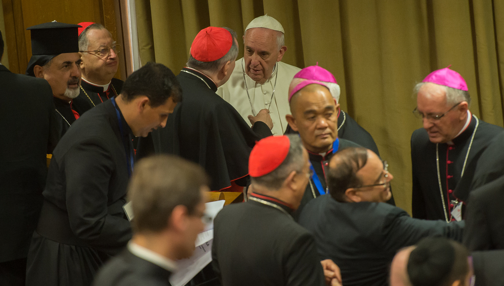 Papst im Gespräch mit Synodenvätern