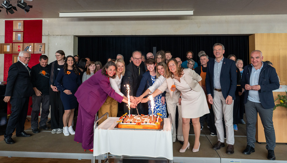 Mitarbeitende und Ehrengäste feierten beim Anschnitt der Geburtstagstorte.