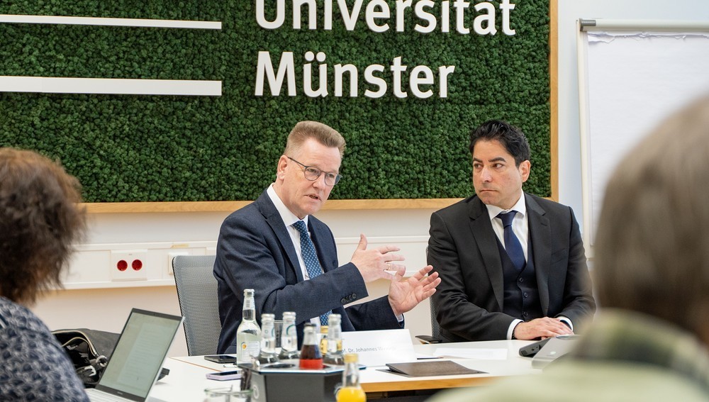 Rektor Johannes Wessels und Mouhanad Khorchide bei Pressegespräch zur Gründung der Islamisch-Theologischen Fakultät in Münster