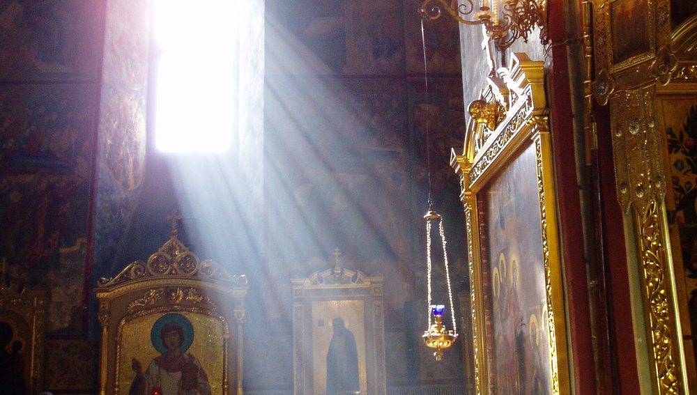 Licht fällt durch ein Fenster in einer russisch-orthodoxen Kirche in Moskau