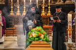 Griechisch-orthodoxer Metropolit Arsenios (Kardamakis) und rumänisch-orthodoxer Bischofsvikar Nicolae Dura sprechen  orthodoxes Totengebet beim Requiem für Erich Leitenberger