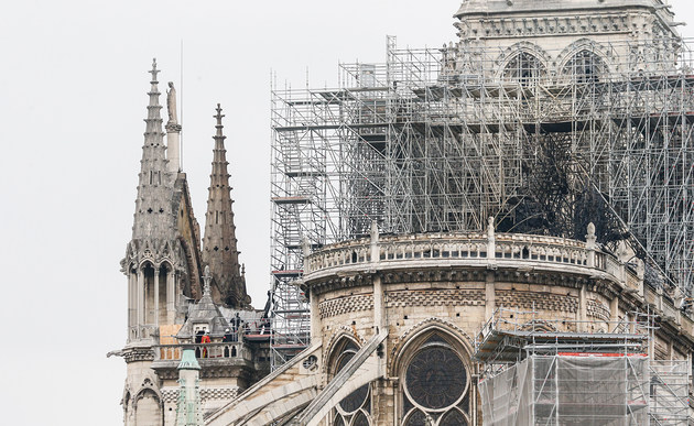 Brandweerlieden onderzoeken de gewiste Notre-Dame van Parijs op 16 april 2019 in Parijs.