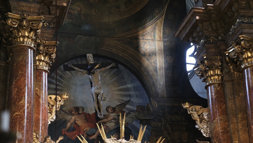 Kathpress 75 Jahre - Altarbild mit Lichteinfall, Gottesdienst, Kirche Franziskanerkloster, Wien, 4. Mai 2022