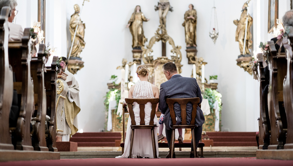 In der katholischen Kirche ist die Ehe ein Sakrament, also ein Zeichen, dass sich die Eheleute gegenseitig spenden. Im Sakrament der Ehe wird gefeiert, dass Gottes Treue in der Liebe zweier Menschen sichtbar wird