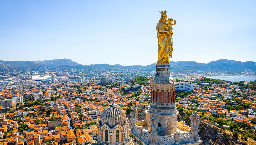 Luftaufnahme der Basilique Notre-Dame-de-la-Garde in Marseille