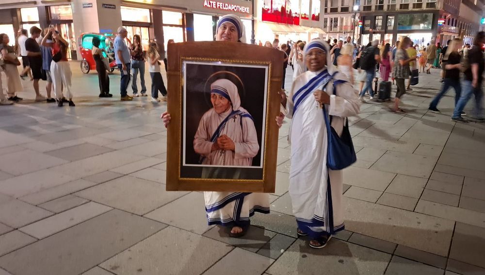 Missionarinnen der Nächstenliebe in Wien mit Bild von Mutter Teresa