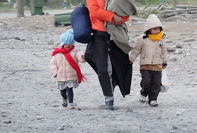 Frau mit Kindern auf der Flucht