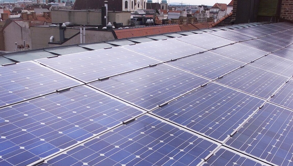 Photovoltaik-Panels auf einem kirchlichen Gebäude Wiens