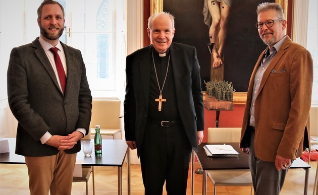 v.l.: Simon Varga (neuer Generalsekretär), Kardinal Christoph Schönborn (Medienbischof), Gerhard Tschugguel-Tramin (bisheriger KMA-Generalsekretär)
