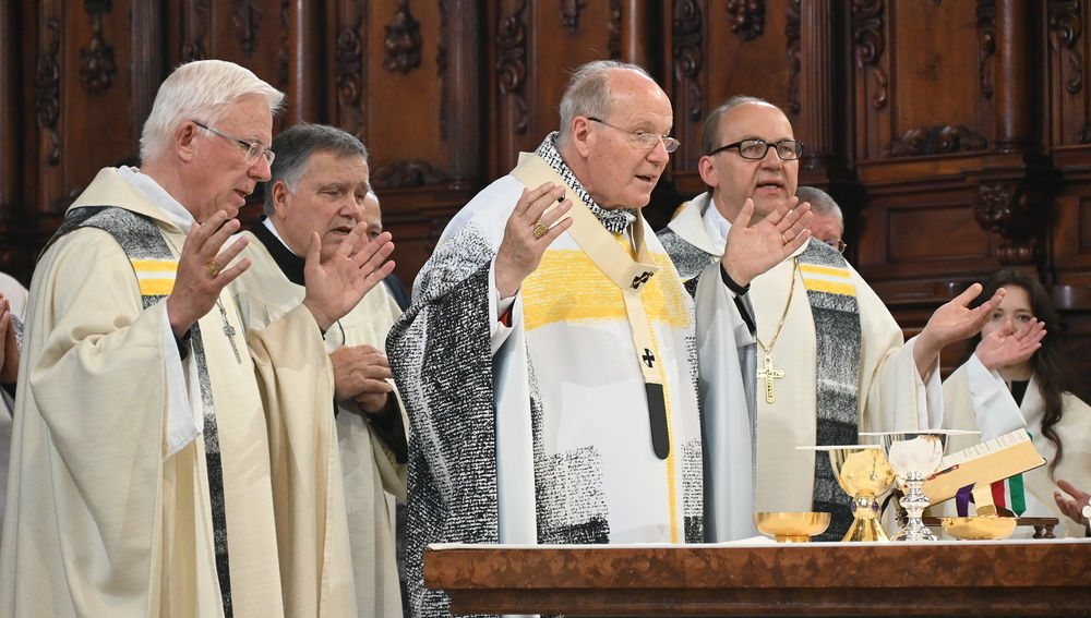 Requiem für Brigitte Bierlein - v.l.: Erzbischof Lackner, Kardinal Schönborn, Bischof Glettler
