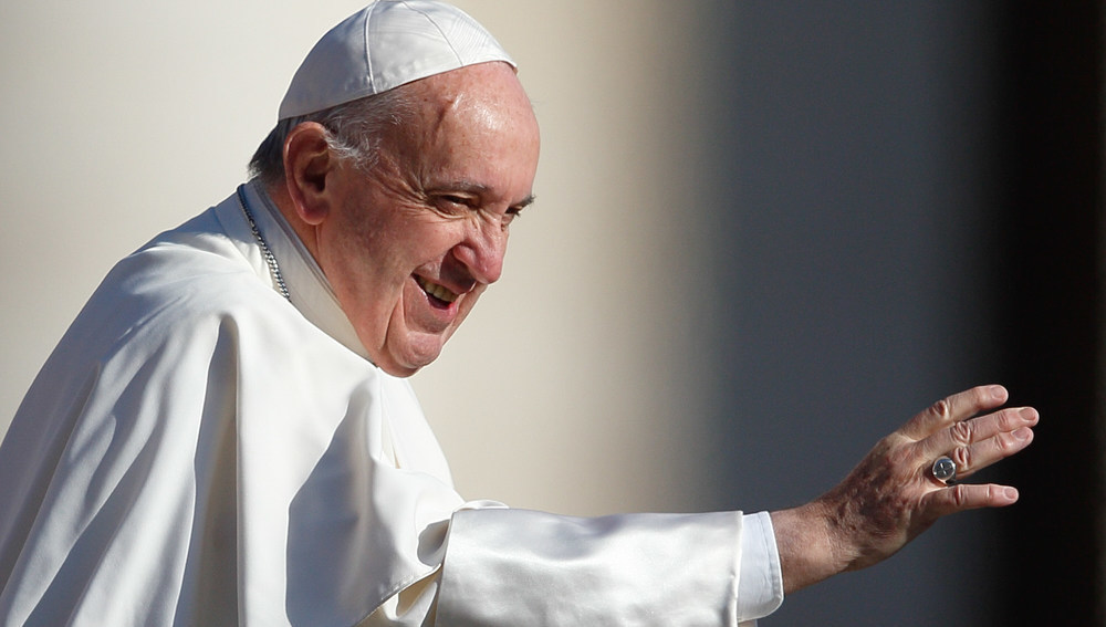 Papst Franziskus winkt während der Generalaudienz auf dem Petersplatz im Vatikan am 29. März 2017.