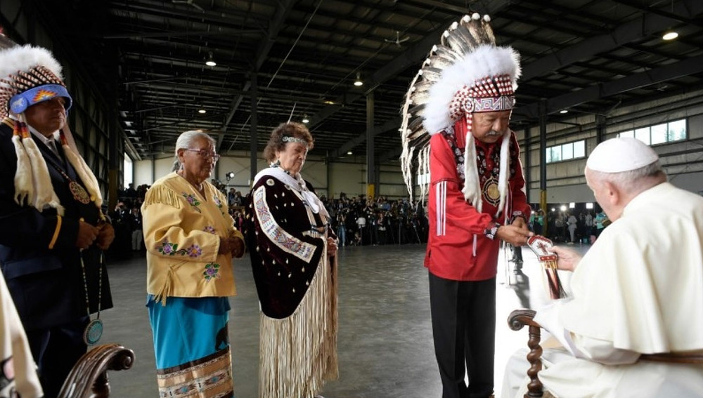 Indigenenvertreter begrüßen Papst Franziskus in Kanada am 24.7.2022 am Flughafen Edmonton