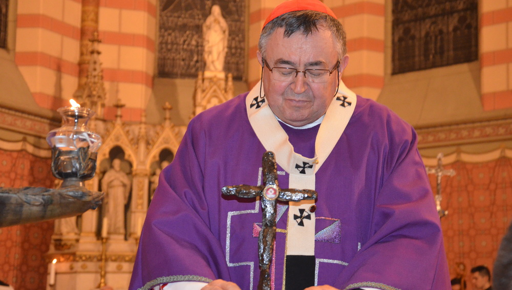 Kardinal Vinko Puljic mit Reliquie des Seligen Karl in Kathedrale von Sarajewo