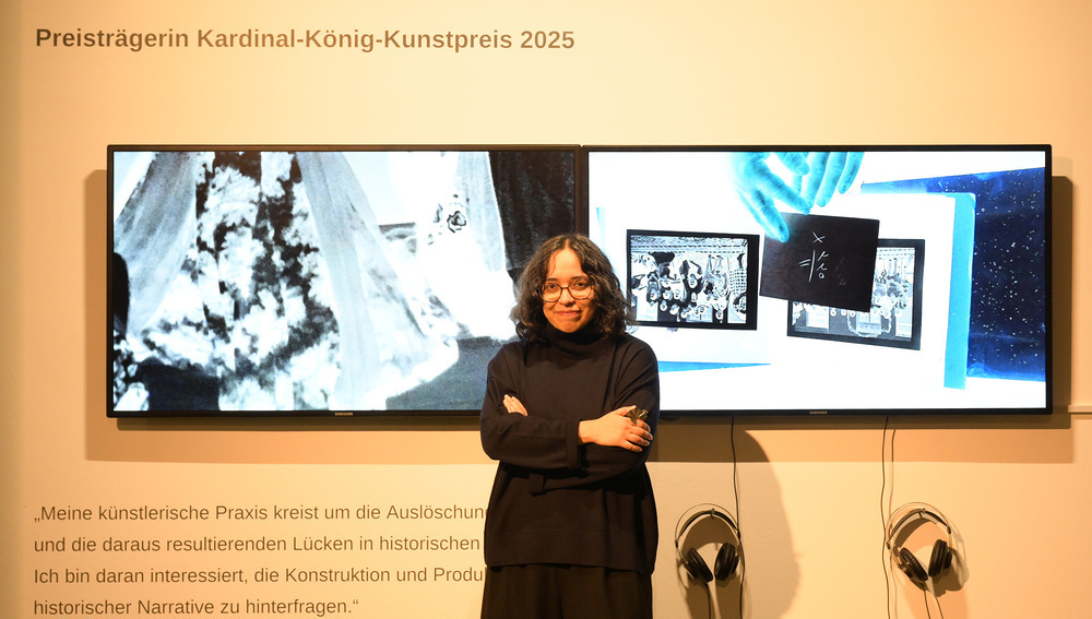 Preisträgerin Huda Takriti vor ihrer Videoarbeit On Another Note im Kunstraum St. Virgil
