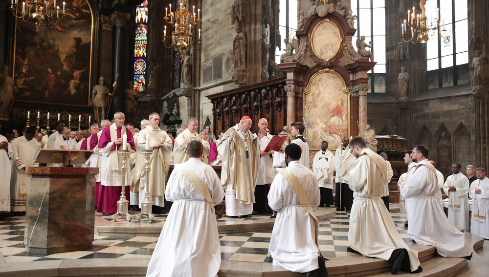 Wiener Erzbischof weihte am 22.6.2023 drei Kandidaten aus dem Wiener Priesterseminar und zwei Salesianer Don Boscos zu Priestern.