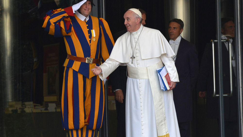 Papst Franziskus begrüßt Schweizergardisten