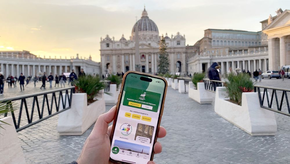 Handy-App zum Beginn des kirchlichen Jubiläumsjahres 2025 vor dem Petersdom in Rom