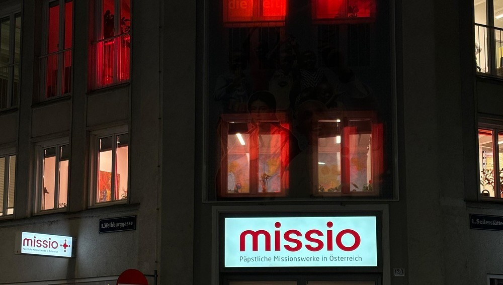 Als Zeichen der Verbundenheit mit der verfolgten Christenheit strahlt auch die Missio-Nationaldirektion in Rot.