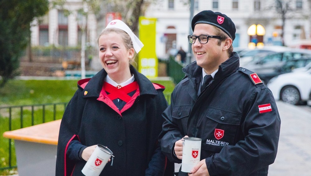 Ehrenamtliche des Malteser Hospitaldiensts bei Straßensammlung