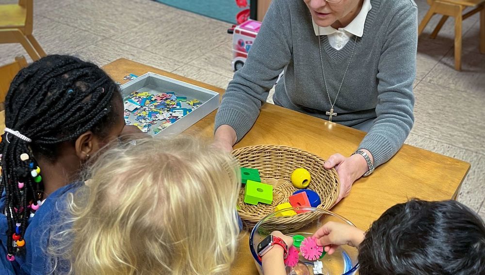 Ordensfrau in Kindertagesstätte