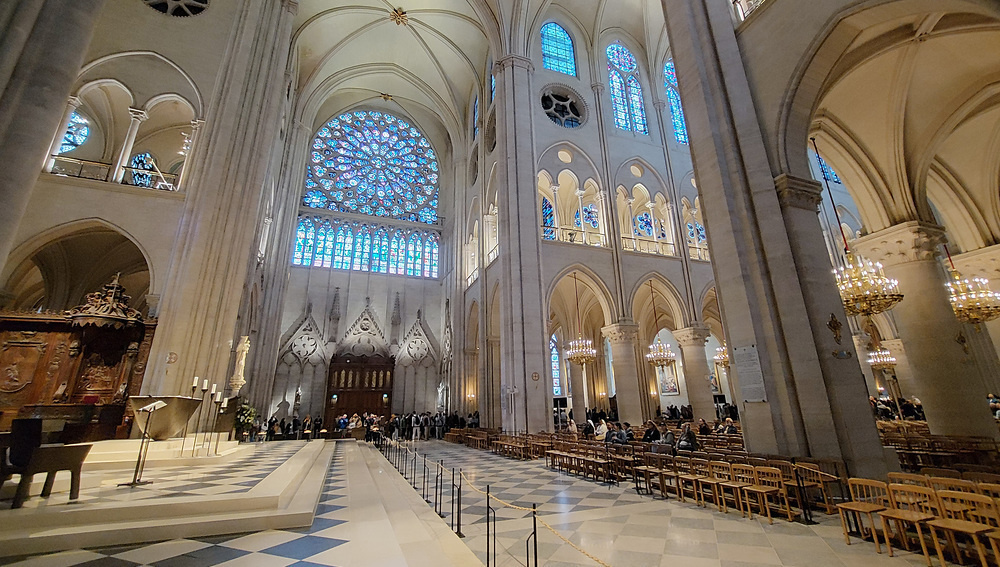 Altarbereich und Vierung in der Kathedrale Notre-Dame de Paris
