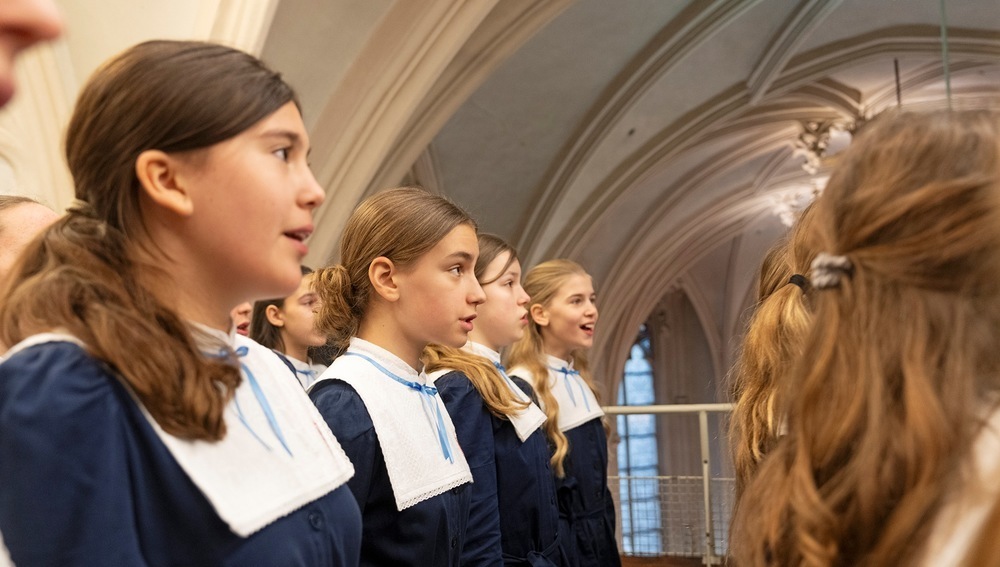 Wiener Chormädchen geben Debüt als Teil der Wiener Hofmusikkapelle