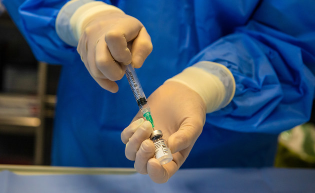 Der Impfstoff gegen Covid-19 für die Impfung gegen den Coronavirus wird in einer Spritze aufgezogen