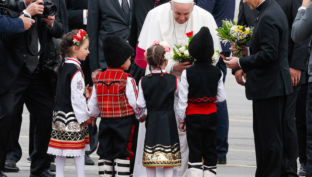 Papst Franziskus wird bei seiner Ankunft auf dem Flughafen von Sofia am 5. Mai 2019 von Kindern in traditioneller Kleidung begrüßt.