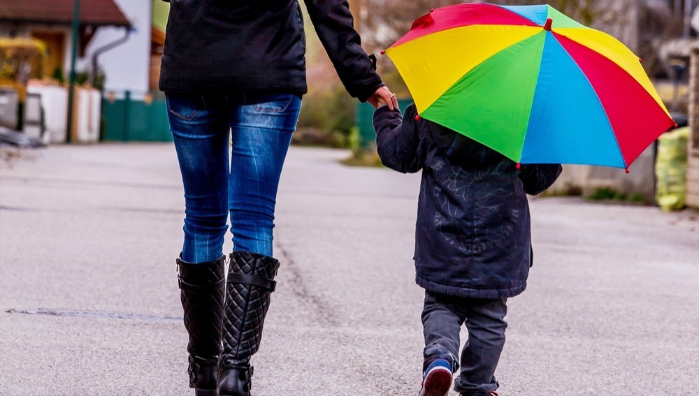 Mutter und Kind mit Regenschirm