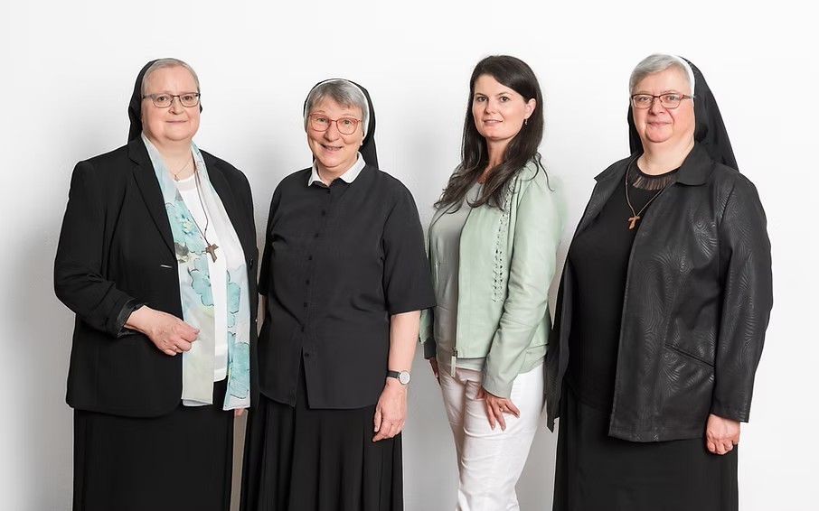 (v.l.) Sr. Angelika Garstenauer, Sr. Mag.a Sonja Dolesch, Mag. Elisabeth Binder und Sr. Franziska Bruckner