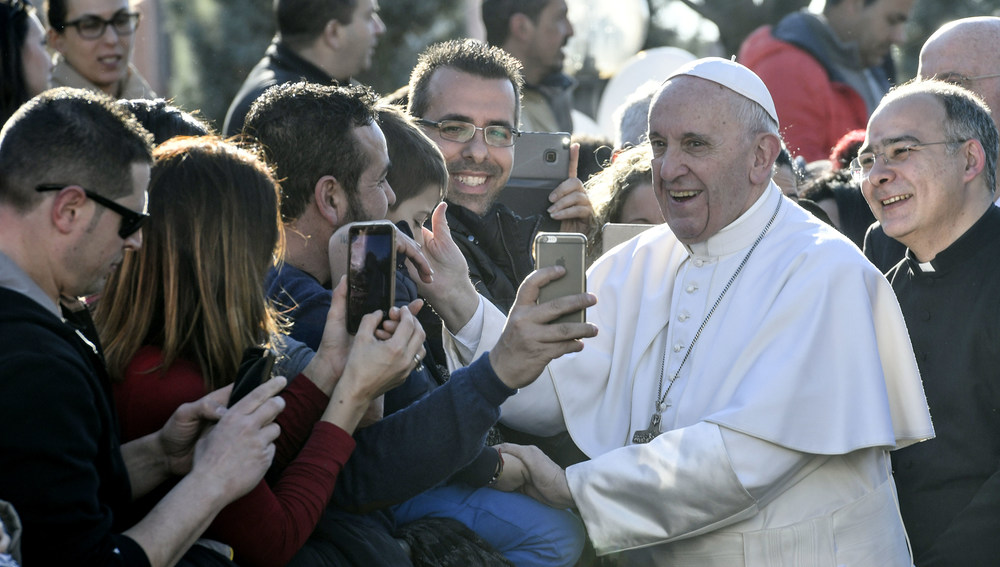 Papst Franziskus während des Besuches der katholischen Pfarrei Santa Maria Josefa del Cuore di Gesu am 19. Februar 2017 in Rom. In der von Armut, Drogen und Kriminalität geprägten Zone Ponte di Nona feierte mit Gläubigen einen Gottesdienst. Zuvor spr