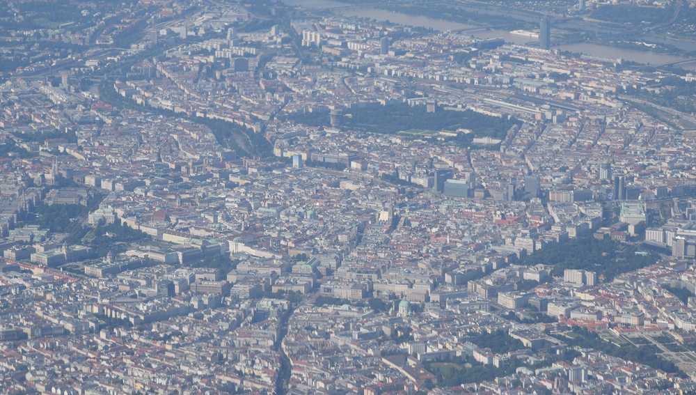 Blick aus dem Flugzeug auf die Wiener Innenstadt (im Zentrum schimmernd: Stephansdom)