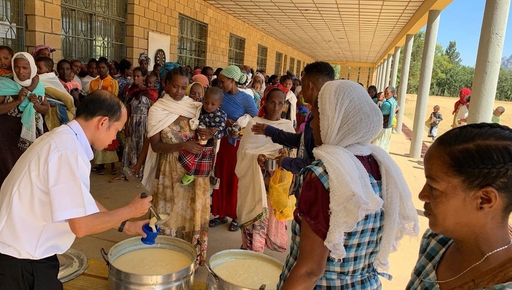 Salesianerpater Luan bei Essensausgabe in Adwa, Äthiopien