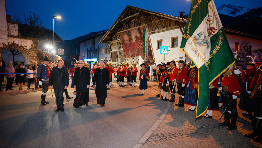 Gottesdienst am 16. März 2022 in Götzens mit landesüblichem Empfang durch die Schützen