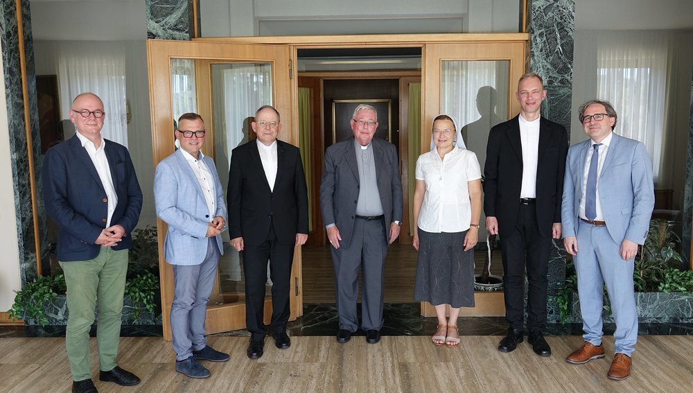 Kardinal Hollerich (Mitte) mit deutschsprachigen Medienbischöfen und ihren Beauftragten