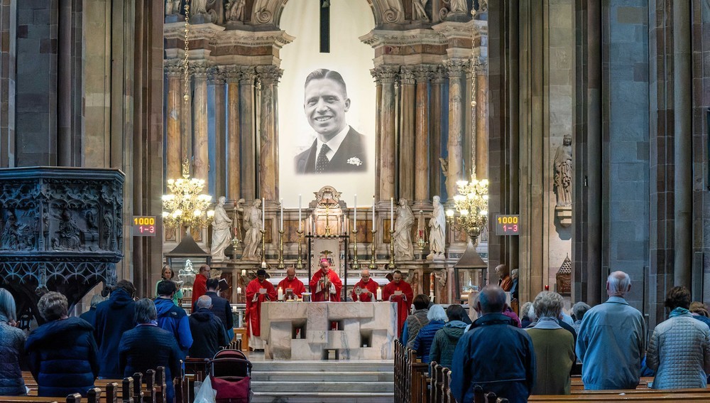 Bozner Dom mit Porträt von Josef Mayr-Nusser