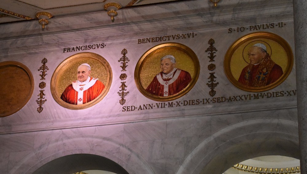 Mosaikporträt von Papst Franziskus in der Basilika San Paolo fuori le mura / St. Paul vor den Mauern in Rom