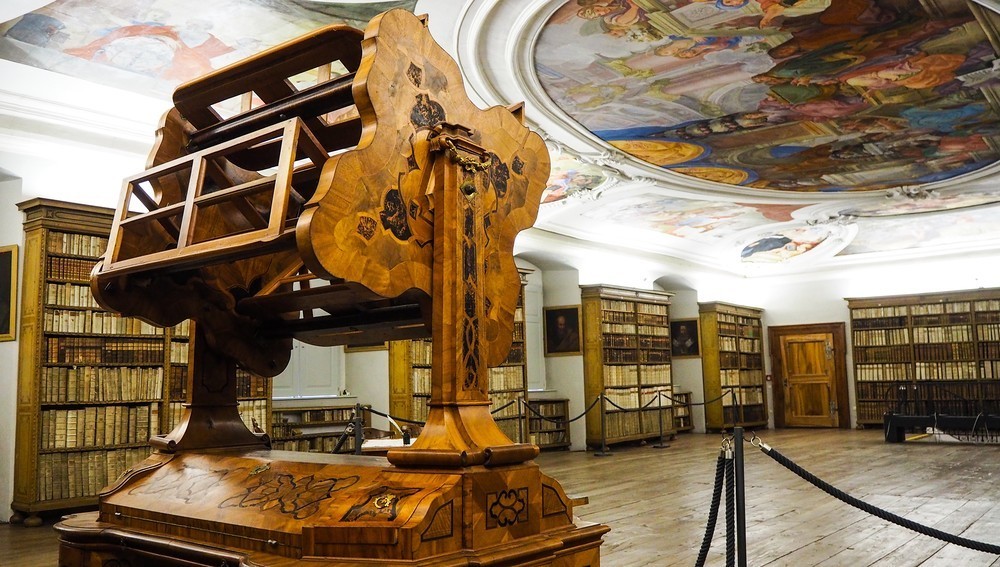 Bücherrad im Stift Lambach