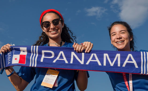 Zwei junge Frauen halten einen Schal mit der Aufschrift 'Panama' in den Händen während der Abschlussmesse des XXXI. Weltjugendtags in Krakau am 31. Juli 2016. Sie kündigen damit den Weltjugendtag 2019 in Panama an.