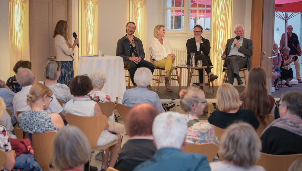 Gesprächsrunde beim Sommerfest am 6. August 2026 im Rahmen der 'Salzburger Hochschulwochen' - v.l.: Christoph Luser (Schauspieler im Jedermann), Alexandra Meissnitzer (ehem. Skirennläuferin), Bernhard Fügenschuh (Rektor der Universität Salzburg) und 