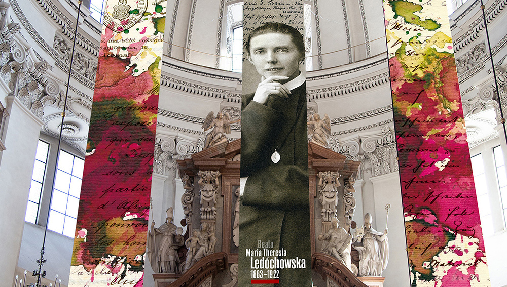 Fahnen des Künstlers Karl Hartwig Kaltner im Salzburger Dom erinnern an Maria Theresia Ledochowska