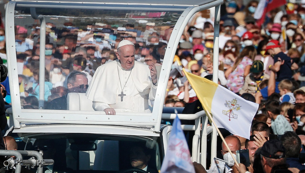 Papst Franziskus im Papamobil grüßt die Menschen vor der Basilika von den Sieben Schmerzen Mariens am 15. September 2021 in Sastin-Straze (Slowakei).