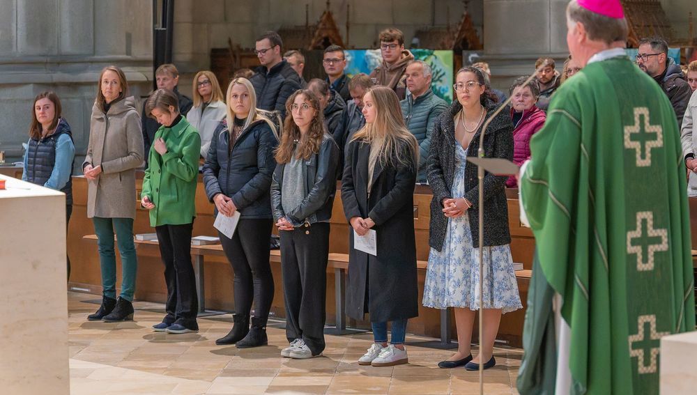 Bischof Scheuer bei Sendungsfeier für Religionslehrkräfte im Linzer Dom