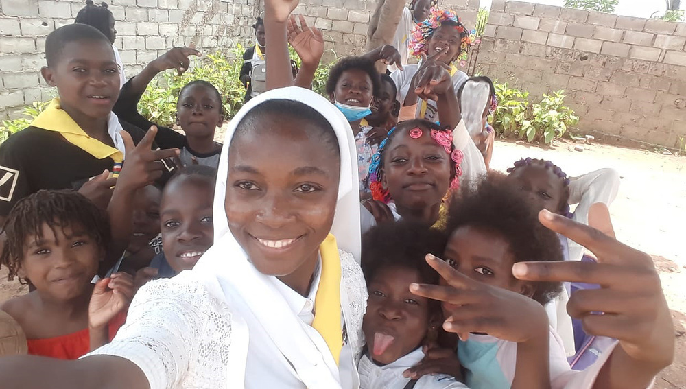 Ordensschwester mit Kindern in Angola