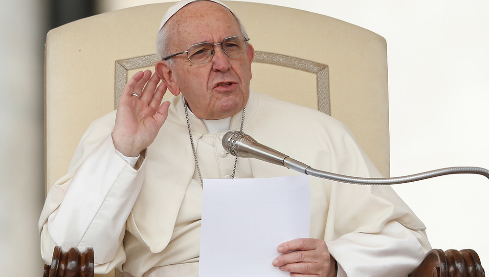Papst Franziskus hält die Hand hinter sein rechtes Ohr während der Generalaudienz auf dem Petersplatz im Vatikan am 28. März 2018.