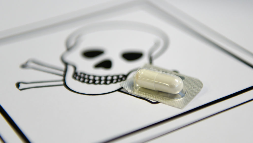 Tablette vor einem Totenkopfsymbol