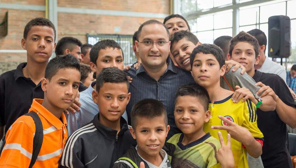 P. Rafael Bejarano Rivera mit Jugendlichen