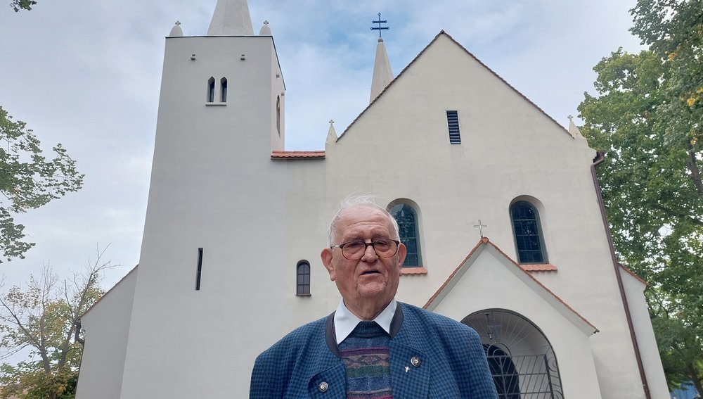 Pater Alois Sághy vor der Pfarrkirche in Bruck (Most pri Bratislave)