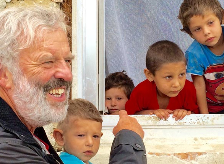 P. Georg Sporschill SJ mit Kindern des Eliah-Projekts
